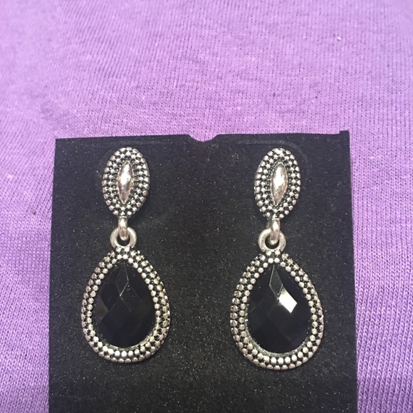 🆕Gorgeous black & silver earrings NWT - Picture 2 of 16